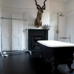 Salle de bain noire style chasse