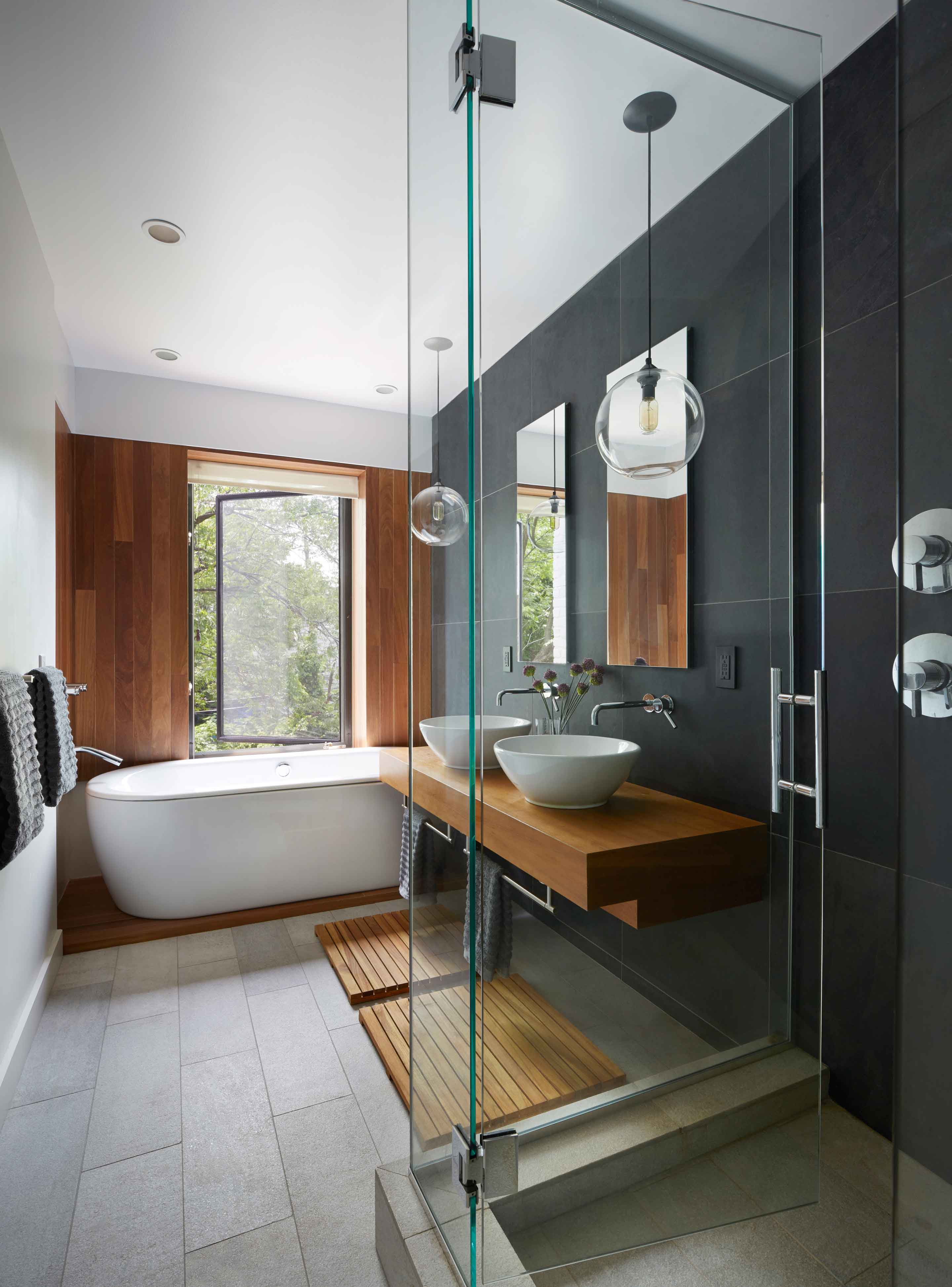 Salle de bain en noir et blanc avec mobilier en bois