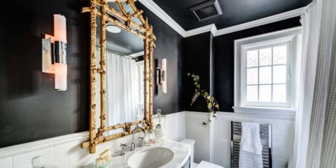 Bagno in bianco e nero con un accento dorato