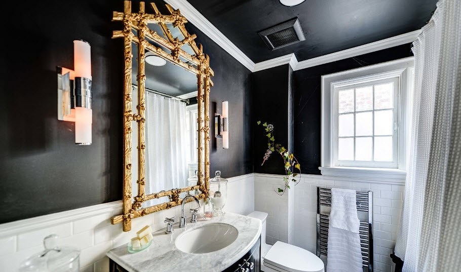 Salle de bain en noir et blanc avec un accent doré