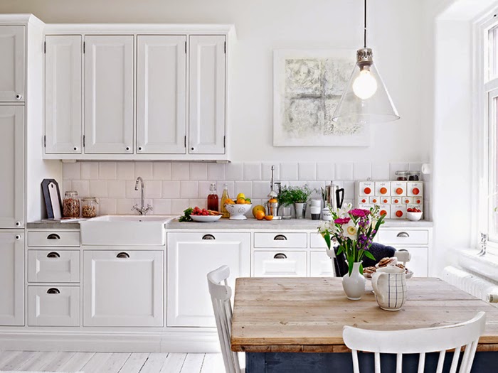 Intérieur de cuisine blanc avec motifs floraux