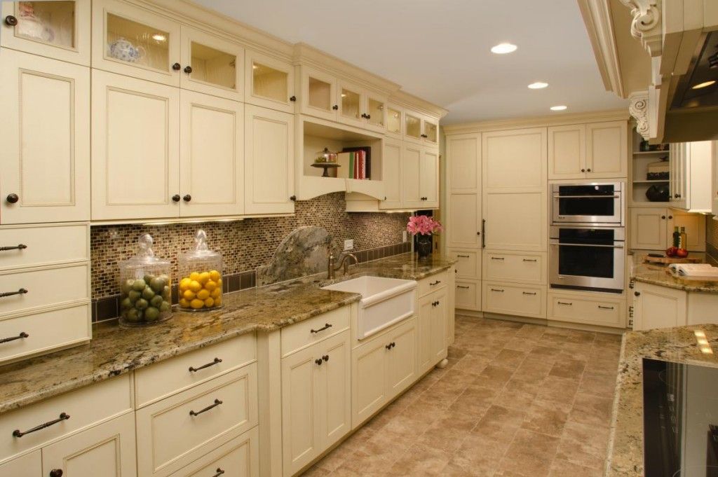 Intérieur de cuisine blanc dans des tons beiges.