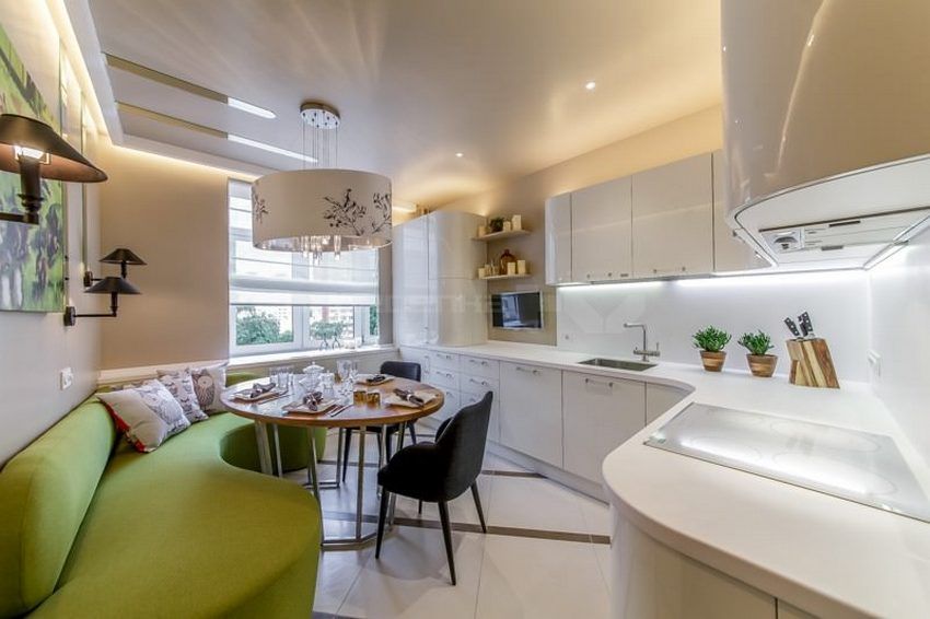 Intérieur de cuisine blanc combiné avec un fond beige