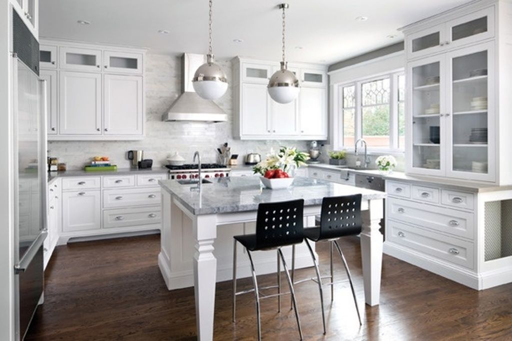 Intérieur de cuisine blanc dans un style champêtre