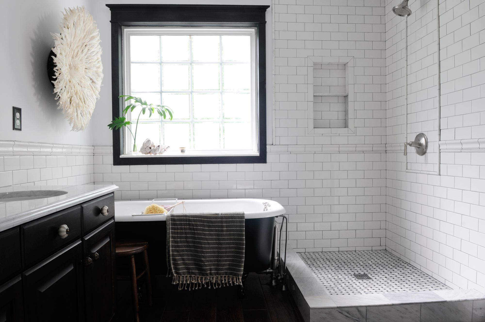 Salle de bain noir et blanc dans un éclairage tamisé