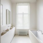 Minimalisme de salle de bain blanche dans une petite zone