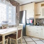 Cuisine beige dans un appartement en ville