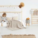 Décor d'une chambre d'enfant pour une fille en couleurs blanches