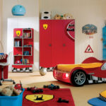 Décor d'une chambre d'enfant pour un jeune pilote de voiture de course