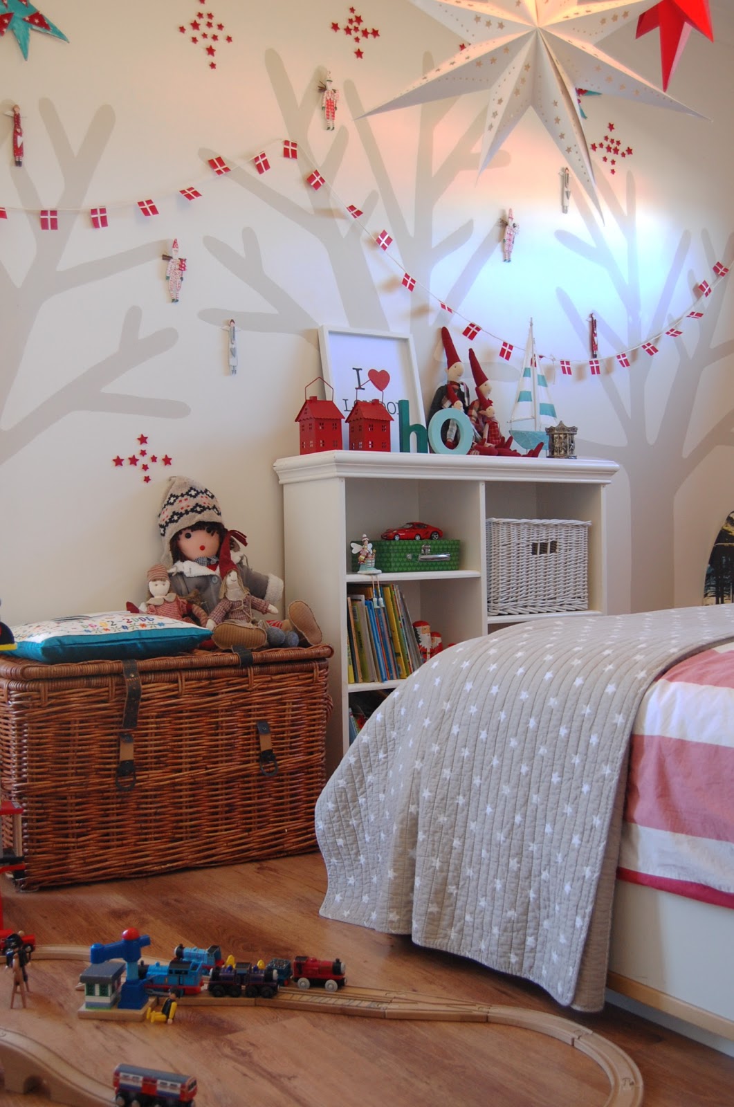 Décor chambre d'enfant en carton étoiles