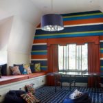 Décor de chambre d'enfants avec de nombreux oreillers et un large canapé