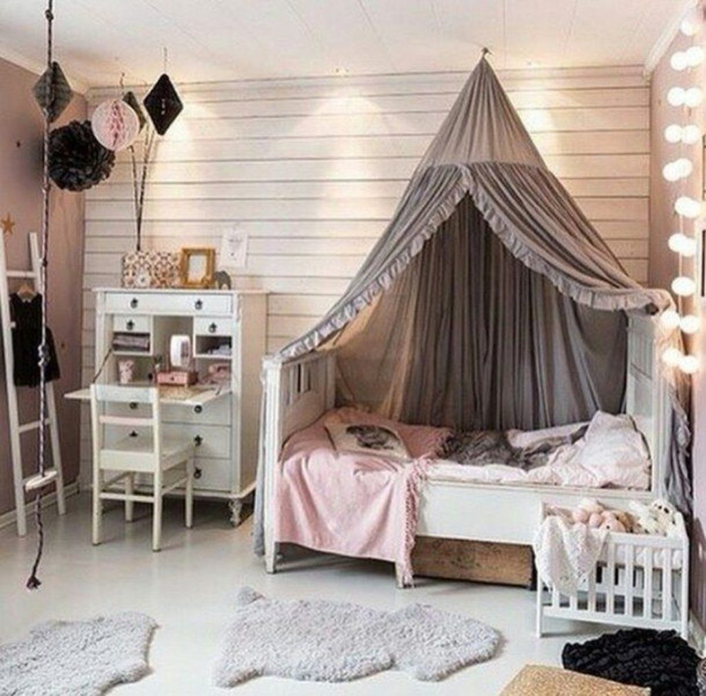 Décor dans la chambre d'enfant fille