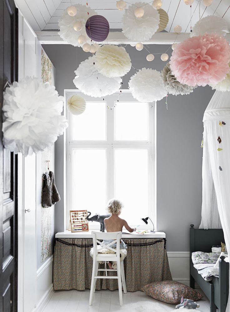 Décor dans la chambre des enfants pompons au plafond