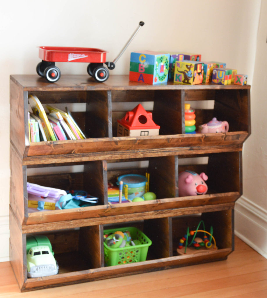 Décor dans une chambre d'enfant, étagères anciennes.