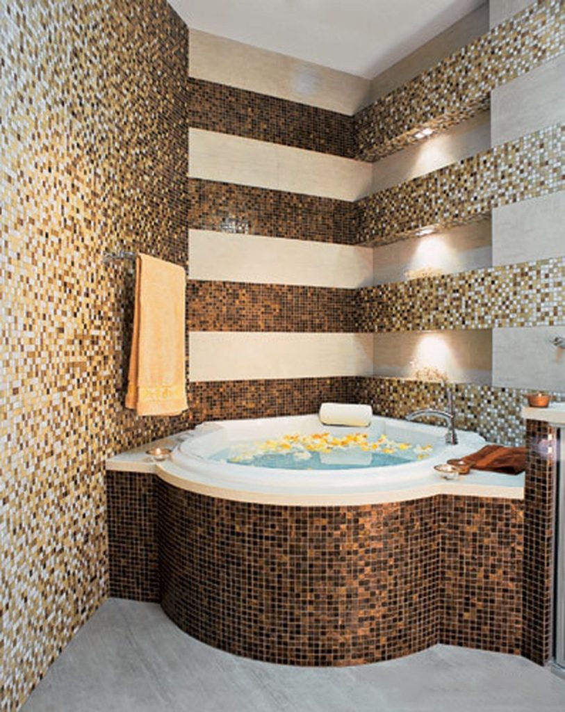 Mosaïque pour une salle de bain en céramique avec dorure