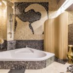 Mosaïque asymétrique dans la salle de bain gris-beige