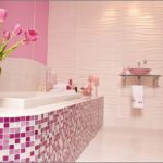 Mosaïque dans la salle de bain gamma blanc-rose