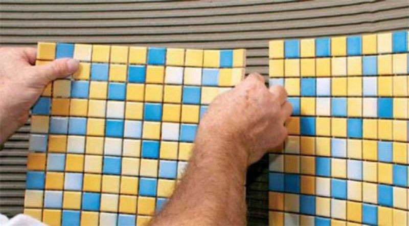 Mosaïque dans la salle de bain collant des carreaux