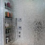 Mosaïque dans le miroir de salle de bain argent