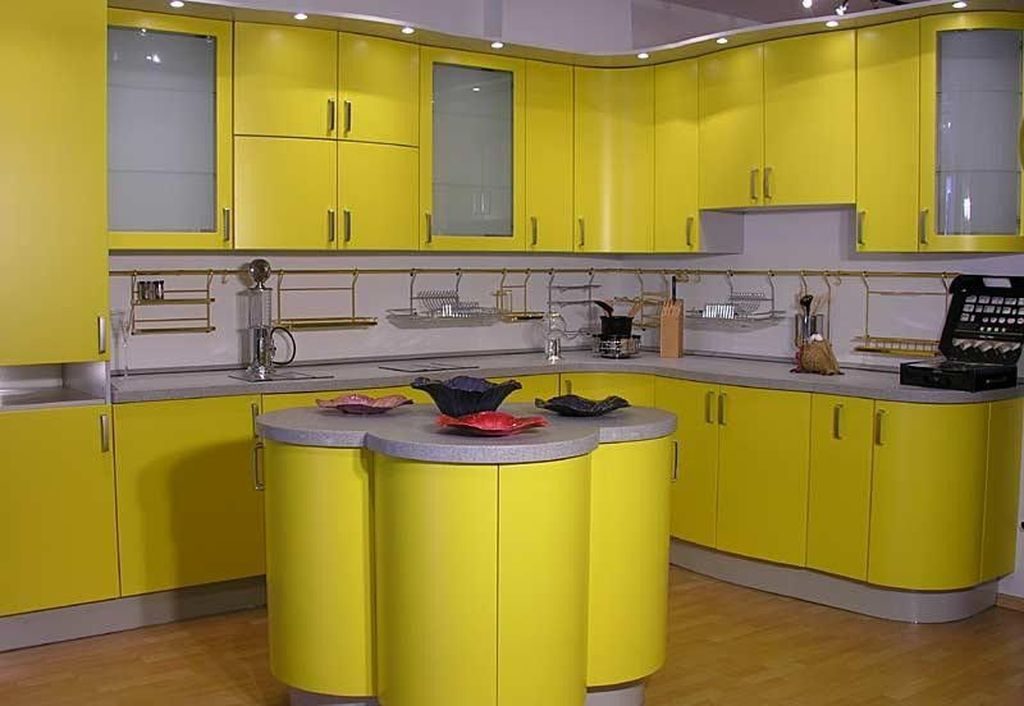 Combinaison de couleurs intérieur de cuisine jaune avec blanc