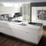 Cuisine moderne gris high-tech sur blanc