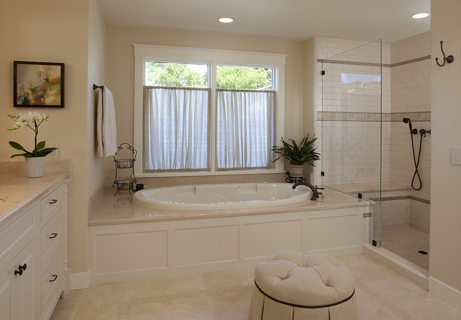 salle de bain avec fenêtre dans une maison privée