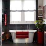 salle de bain avec fenêtre design intérieur