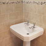 Lavabo blanc pour baignoire beige