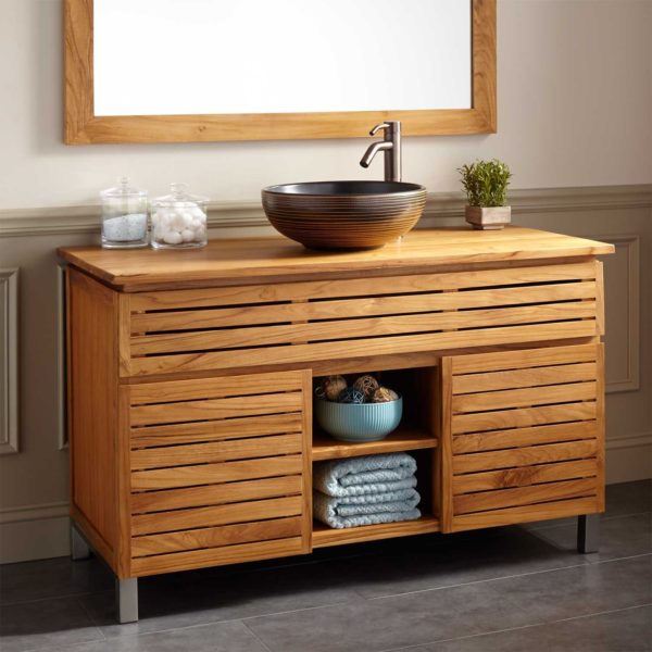 Mobilier en bois pour une salle de bain beige