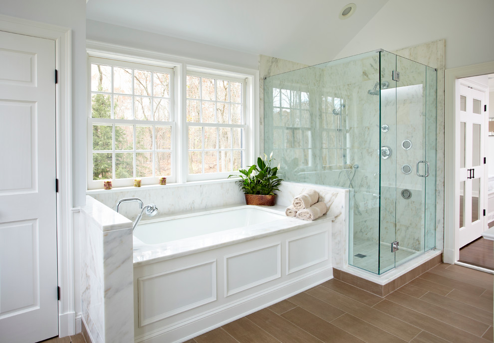 Décor de salle de bain de style américain avec baignoire blanche