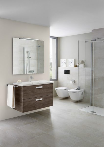 Emplacement de plomberie dans une salle de bain beige