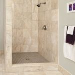 Cabine de douche dans une baignoire beige