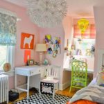 Décoration d'une chambre d'enfant avec un bureau et une zone de couture