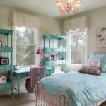 La conception de la chambre des enfants d'une écolière dans le style du shabby chic