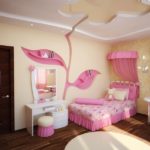 Faire une chambre d'enfant pour une fille avec une coiffeuse et un auvent