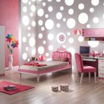 Décoration d'une chambre d'enfant pour une fille dans un style high-tech