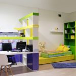 Décoration d'une chambre d'enfant avec bureau et coin nuit