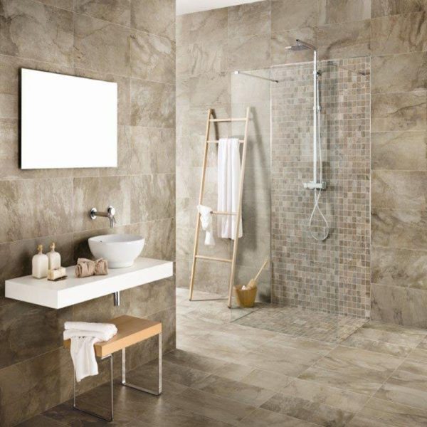 Beige et gris pour la salle de bain.