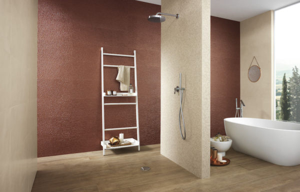 La combinaison des couleurs beige et rouge dans la salle de bain