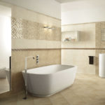 Grande salle de bain beige