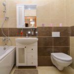 Carrelage beige et marron dans la salle de bain