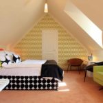 l'idée d'un design insolite d'une chambre dans le grenier photo