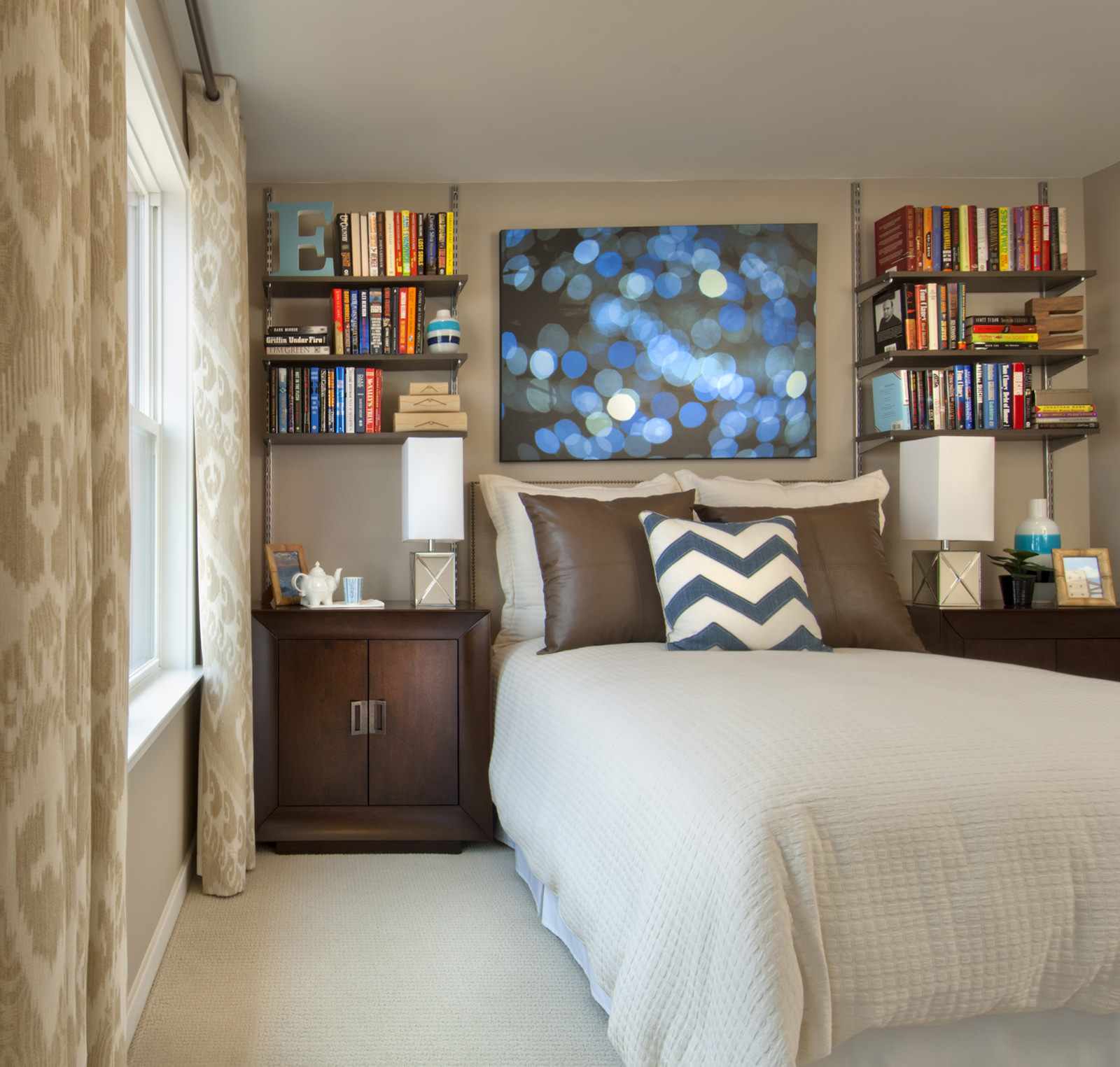 the idea of ​​a bright style narrow bedroom