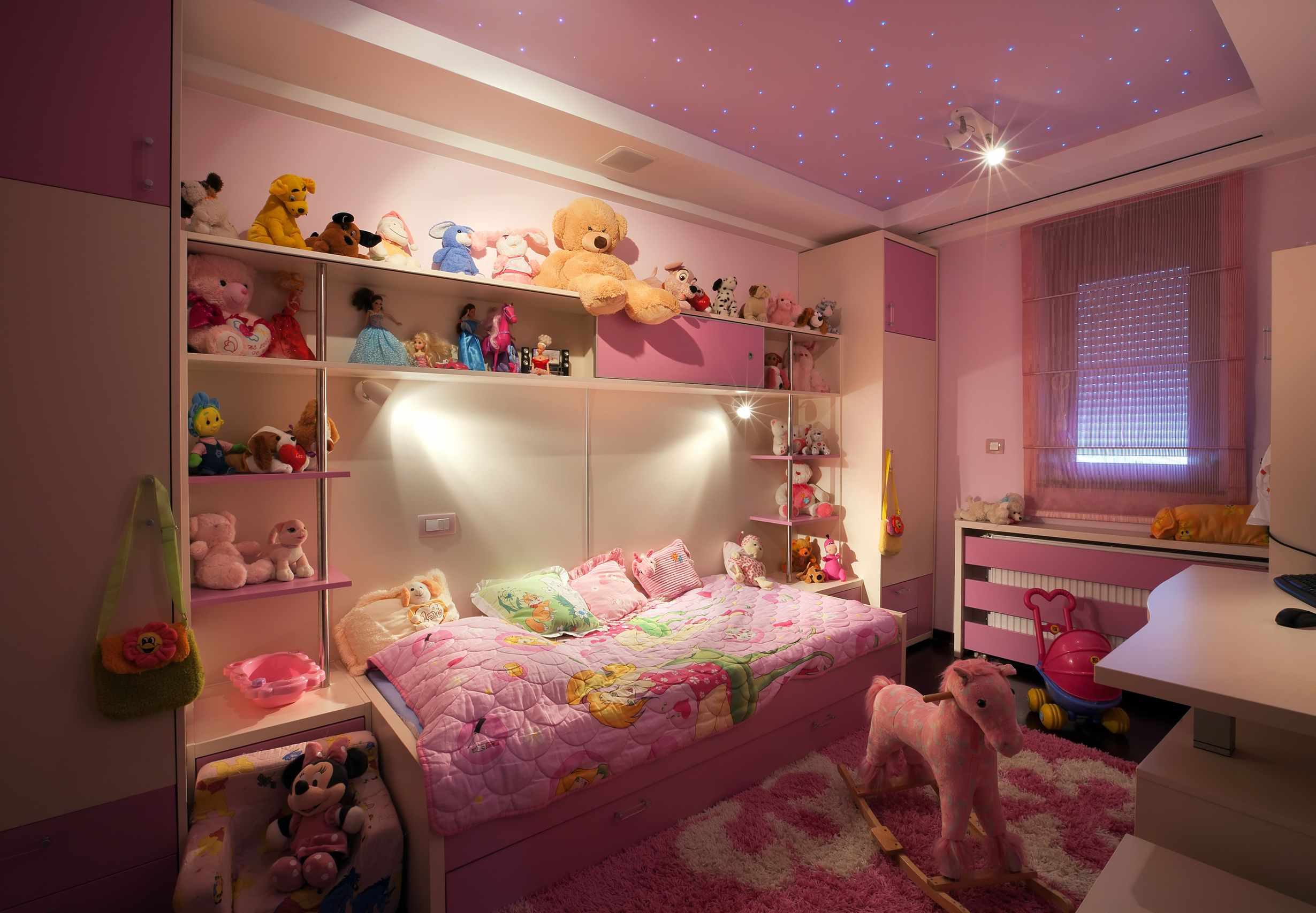 Un exemple d'un intérieur de chambre lumineux pour une fille