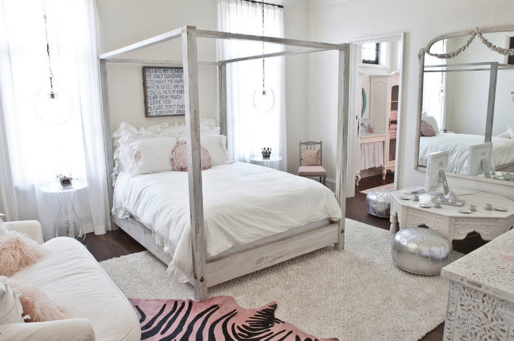 L'intérieur de la chambre d'une fille moderne en blanc