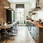 L'intérieur d'une cuisine de style loft allongé