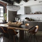 Lustre en verre dans la cuisine de style loft