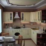 Plafond en couches dans la conception de la cuisine