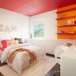 Plafond rouge dans une chambre aux murs blancs