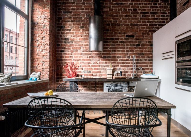 Chaises en fil d'acier dans la cuisine dans un style loft